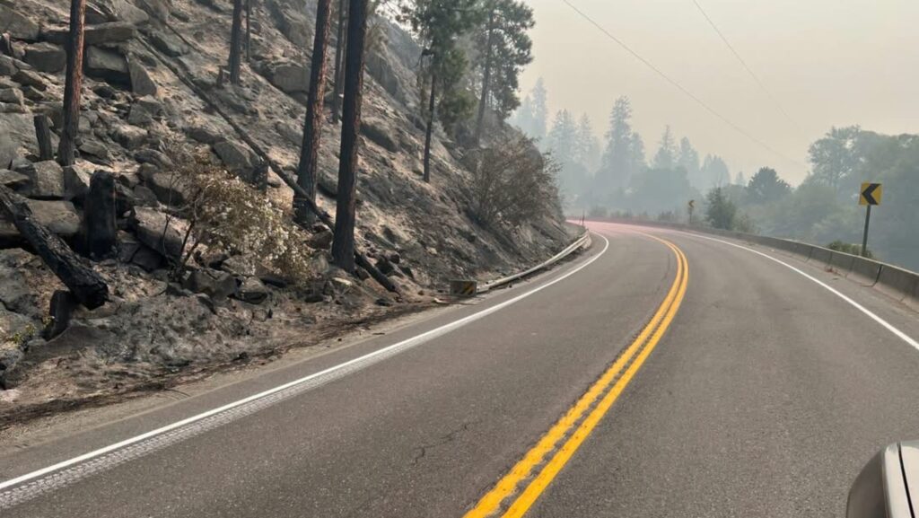 SR 291 cerca de Nine Mile Falls tras los incendios del complejo de Spokane.