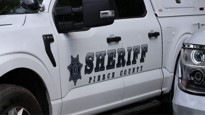 Alt text: Camioneta de la Oficina del Sheriff del Condado de Pierce, agencia cuyos agentes localizaron en Tacoma una camioneta robada donde encontraron 20 gatos.