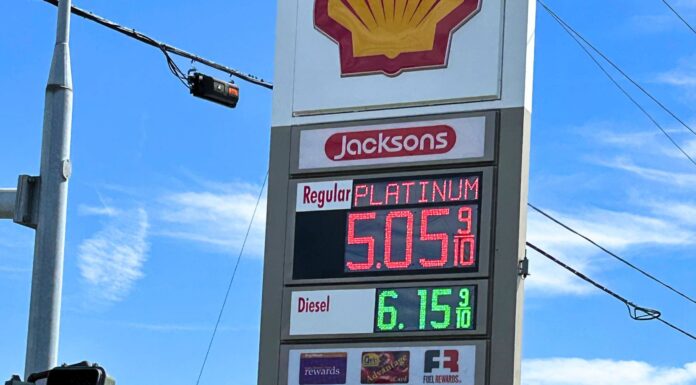 Las petroleras siguen haciendo su agosto: El conflicto con Irán dispara el precio de la gasolina