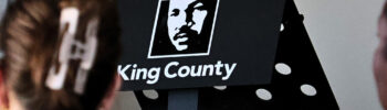 Podio con el logotipo de King County durante un evento en el condado.