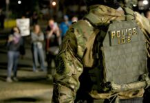 ICE planea equipar a sus agentes con guantes para propinar dolorosas descargas eléctricas
