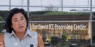 La representante federal Emily Randall aparece frente al Northwest ICE Processing Center en Tacoma, Washington, tras realizar su undécima visita al centro de detención migratoria.