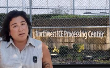 Emily Randall visita por undécima vez el centro de detención migratoria de Tacoma La representante federal Emily Randall aparece frente al Northwest ICE Processing Center en Tacoma, Washington, tras realizar su undécima visita al centro de detención migratoria.