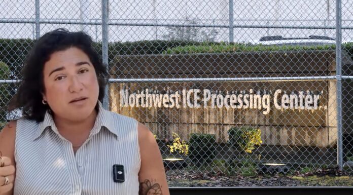 Emily Randall visita por undécima vez el centro de detención migratoria de Tacoma La representante federal Emily Randall aparece frente al Northwest ICE Processing Center en Tacoma, Washington, tras realizar su undécima visita al centro de detención migratoria.