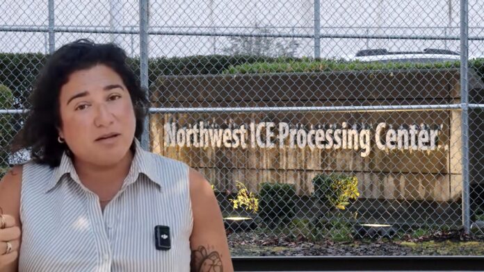 La representante federal Emily Randall aparece frente al Northwest ICE Processing Center en Tacoma, Washington, tras realizar su undécima visita al centro de detención migratoria.
