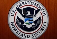 Estados Unidos suspende citas para visas de inmigrante en todo el mundo En esta foto de archivo del 28 de junio de 2019, se observa el sello del Departamento de Seguridad Nacional (DHS) durante una conferencia de prensa en Washington. (Foto AP/Carolyn Kaster, Archivo)