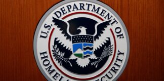 Estados Unidos suspende citas para visas de inmigrante en todo el mundo En esta foto de archivo del 28 de junio de 2019, se observa el sello del Departamento de Seguridad Nacional (DHS) durante una conferencia de prensa en Washington. (Foto AP/Carolyn Kaster, Archivo)