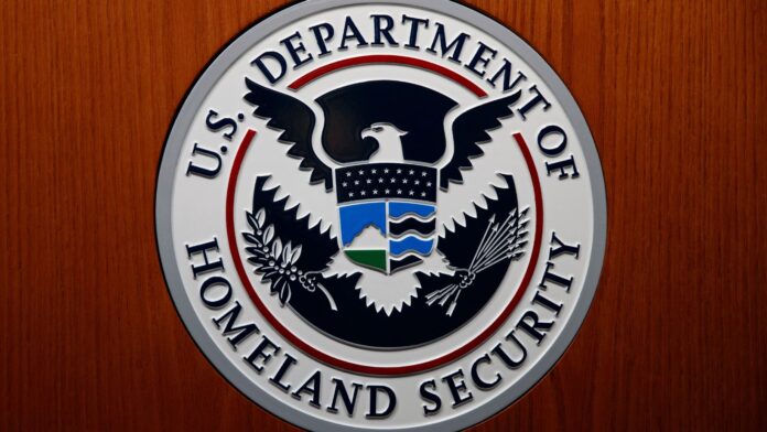 En esta foto de archivo del 28 de junio de 2019, se observa el sello del Departamento de Seguridad Nacional (DHS) durante una conferencia de prensa en Washington. (Foto AP/Carolyn Kaster, Archivo)