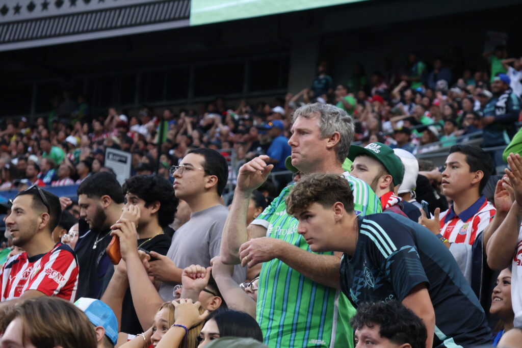 Aficionados de Seattle Sounders y Chivas de Guadalajara siguen el partido desde las gradas del Lumen Field en Seattle durante la Leagues Cup 2026.