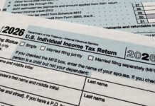 Gobierno de Trump propone limitar reembolsos de impuestos para ciertos inmigrantes En esta fotografía se muestra el formulario de impuestos 1040 del Servicio de Impuestos Internos (IRS). El Formulario 1040 del IRS es el documento estándar y el más utilizado por las personas naturales en Estados Unidos para presentar sus declaraciones de impuestos federales sobre la renta. (Foto AP/Jon Elswick)