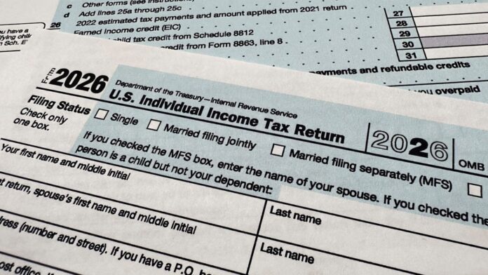 IRS 1040 tax form En esta fotografía se muestra el formulario de impuestos 1040 del Servicio de Impuestos Internos (IRS). El Formulario 1040 del IRS es el documento estándar y el más utilizado por las personas naturales en Estados Unidos para presentar sus declaraciones de impuestos federales sobre la renta. (Foto AP/Jon Elswick)