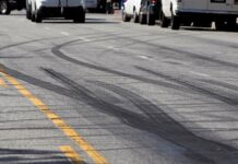 Policía de Kent arresta a joven organizador de carreras callejeras por 15 cargos penales Marcas de derrape sobre la calle Plummer, después de una carrera ilegal de autos.