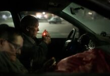 Olympia permitirá vivir hasta seis meses en vehículos con nuevo programa piloto Dos personas sin hogar están sentadas en el pequeño automóvil donde duermen por las noches, en el estacionamiento de una tienda Walmart (Foto AP/Jae C. Hong)