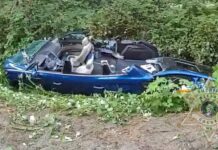 Cortan techo de auto para rescatar a conductora con 5 veces el límite de alcohol