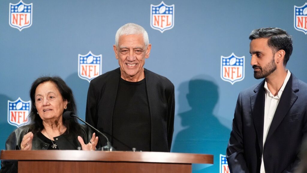 La familia Khosla —propietaria de los Seattle Seahawks—, compuesta por Neeru Khosla (izquierda), Vinod Khosla (centro) y Neal Khosla, habla durante una conferencia de prensa en una reunión de propietarios de la NFL celebrada el miércoles 26 de agosto de 2026 en Atlanta. (Foto AP/Brynn Anderson)