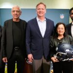 Los Seahawks ya tienen nuevos dueños La familia Khosla —propietaria de los Seattle Seahawks— y el comisionado de la NFL, Roger Goodell posan para una fotografía durante una conferencia de prensa en una reunión de propietarios de la NFL celebrada el miércoles 26 de agosto de 2026 en Atlanta. (Foto AP/Brynn Anderson)