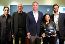 Los Seahawks ya tienen nuevos dueños La familia Khosla —propietaria de los Seattle Seahawks— y el comisionado de la NFL, Roger Goodell posan para una fotografía durante una conferencia de prensa en una reunión de propietarios de la NFL celebrada el miércoles 26 de agosto de 2026 en Atlanta. (Foto AP/Brynn Anderson)