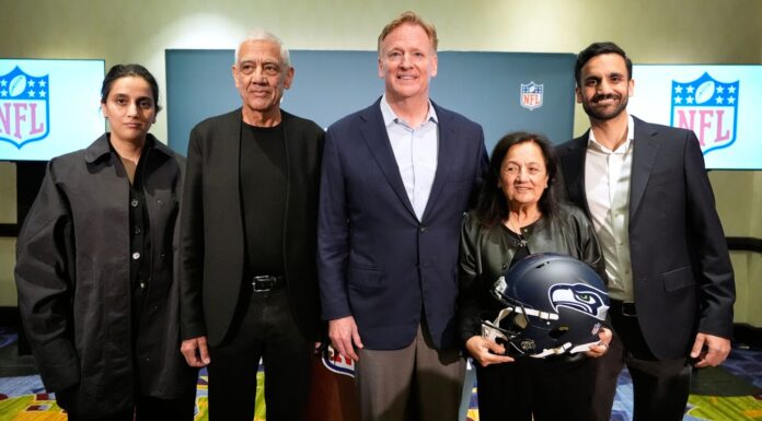Los Seahawks ya tienen nuevos dueños La familia Khosla —propietaria de los Seattle Seahawks— y el comisionado de la NFL, Roger Goodell posan para una fotografía durante una conferencia de prensa en una reunión de propietarios de la NFL celebrada el miércoles 26 de agosto de 2026 en Atlanta. (Foto AP/Brynn Anderson)