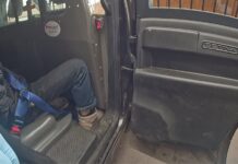 Hombre es arrestado por conducta indecente frente a una guardería en Longview Hombre arrestado permanece sentado en la parte trasera de un vehículo policial en Longview, Washington.