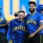 Leo Rivas conecta sencillo impulsor en la 10ma y Marineros superan 6-5 a Cachorros El venezolano Leo Rivas, de los Marineros de Seattle, celebra con sus compañeros Julio Rodríguez y Seranthony Domínguez tras conectar el sencillo impulsor que dio la victoria ante los Cachorros de Chicago en la décima entrada.