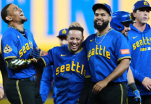 Leo Rivas conecta sencillo impulsor en la 10ma y Marineros superan 6-5 a Cachorros El venezolano Leo Rivas, de los Marineros de Seattle, celebra con sus compañeros Julio Rodríguez y Seranthony Domínguez tras conectar el sencillo impulsor que dio la victoria ante los Cachorros de Chicago en la décima entrada.