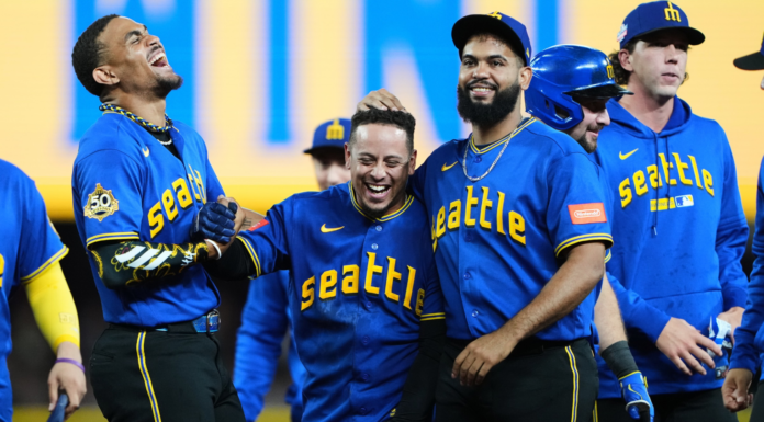 Leo Rivas conecta sencillo impulsor en la 10ma y Marineros superan 6-5 a Cachorros El venezolano Leo Rivas, de los Marineros de Seattle, celebra con sus compañeros Julio Rodríguez y Seranthony Domínguez tras conectar el sencillo impulsor que dio la victoria ante los Cachorros de Chicago en la décima entrada.