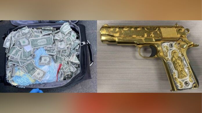 Maleta con dinero en efectivo y pastillas azules junto a una pistola dorada, evidencia vinculada al caso federal contra David Mendoza Ayala en Tri-Cities.