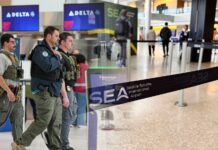 Abogados alertan sobre posibles detenciones de ICE a pasajeros en Sea-Tac Montaje fotográfico con agentes federales de inmigración en el Aeropuerto Internacional Newark Liberty, en Nueva Jersey, junto a una imagen del Aeropuerto Internacional de Seattle-Tacoma (SEA).