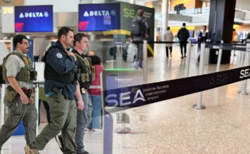 Abogados alertan sobre posibles detenciones de ICE a pasajeros en Sea-Tac Montaje fotográfico con agentes federales de inmigración en el Aeropuerto Internacional Newark Liberty, en Nueva Jersey, junto a una imagen del Aeropuerto Internacional de Seattle-Tacoma (SEA).