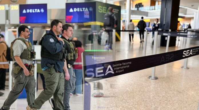 Abogados alertan sobre posibles detenciones de ICE a pasajeros en Sea-Tac Montaje fotográfico con agentes federales de inmigración en el Aeropuerto Internacional Newark Liberty, en Nueva Jersey, junto a una imagen del Aeropuerto Internacional de Seattle-Tacoma (SEA).