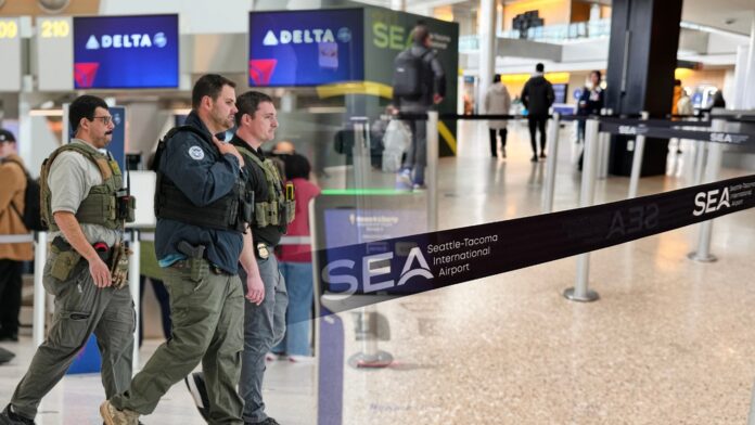 Montaje de agentes de inmigracion sobre una foto del aeropuerto Seattle-Tacoma Montaje fotográfico con agentes federales de inmigración en el Aeropuerto Internacional Newark Liberty, en Nueva Jersey, junto a una imagen del Aeropuerto Internacional de Seattle-Tacoma (SEA).