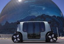 Las Vegas abre la puerta a miles de robotaxis de Tesla, Uber y Waymo Taxi autónomo Zoox de Amazon circula frente a The Sphere en el Strip de Las Vegas.