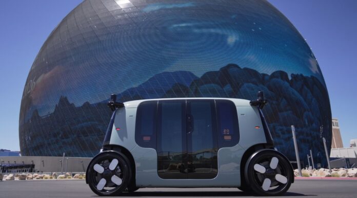 Las Vegas abre la puerta a miles de robotaxis de Tesla, Uber y Waymo Taxi autónomo Zoox de Amazon circula frente a The Sphere en el Strip de Las Vegas.