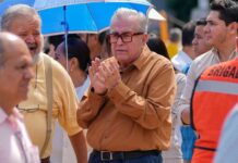 Que siempre no: Gobernador acusado de narco es obligado a dejar de nuevo el cargo El entonces gobernador de Sinaloa, Rubén Rocha (centro), participa de un evento en Culiacán, en septiembre de 2024. (Foto AP/Eduardo Verdugo)