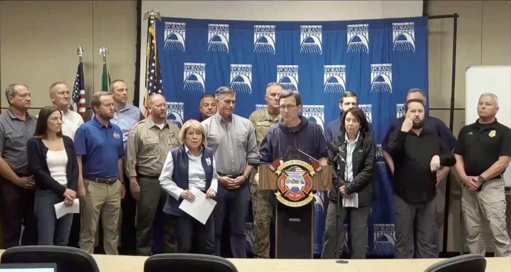 El gobernador de Washington, Bob Ferguson, encabezó una conferencia de prensa junto con el alcalde de Spokane y otros funcionarios para ofrecer una actualización sobre los devastadores incendios forestales que continúan afectando la región.