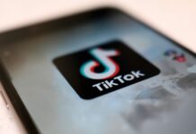 TikTok recortará empleos en Bellevue por segundo año consecutivo Logotipo de TikTok visible en la pantalla de un teléfono celular.