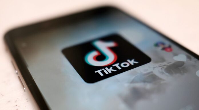 TikTok recortará empleos en Bellevue por segundo año consecutivo Logotipo de TikTok visible en la pantalla de un teléfono celular.