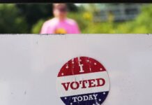 Encuesta de empresa misteriosa en EEUU subraya peligro de sondeos electorales no verificados Calcomanía circular con el mensaje “I Voted Today” adherida a una superficie blanca en Olbrich Gardens, Wisconsin, durante la jornada electoral del 11 de agosto de 2026.