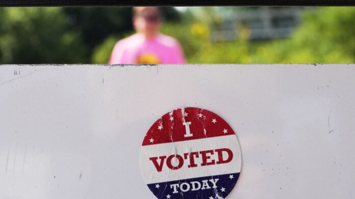 Una calcomania que dice hoy Voté Calcomanía circular con el mensaje “I Voted Today” adherida a una superficie blanca en Olbrich Gardens, Wisconsin, durante la jornada electoral del 11 de agosto de 2026.