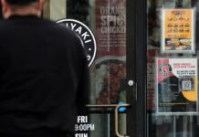 ¿La nueva realidad? Uno de cada cuatro trabajadores enfrenta desempleo funcional en EE.UU. Un letrero que anuncia vacantes aparece en un restaurante de Rolling Meadows, Illinois, el jueves 2 de abril de 2026. (Foto AP/Nam Y. Huh)