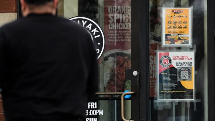 Un letrero que anuncia vacantes aparece en un restaurante de Rolling Meadows, Illinois, el jueves 2 de abril de 2026. (Foto AP/Nam Y. Huh)