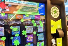 Boleto de Lotto de $2.5 millones vendido en Seattle busca ganador Máquina de venta de boletos de Washington’s Lottery con opciones de Lotto y otros juegos de lotería.