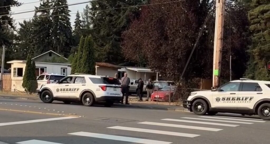Patrullas y agentes de la Oficina del Alguacil del Condado de Pierce resguardan una vivienda en Bonney Lake durante la investigación de un homicidio ocurrido la madrugada del 3 de agosto.