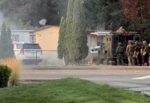 Investigan homicidio tras un apuñalamiento en Bonney Lake Integrantes del equipo SWAT de la Oficina del Alguacil del Condado de Pierce se preparan para intervenir en una vivienda donde un sospechoso permanecía atrincherado en Bonney Lake.