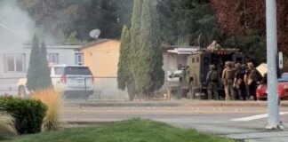 Investigan homicidio tras un apuñalamiento en Bonney Lake Integrantes del equipo SWAT de la Oficina del Alguacil del Condado de Pierce se preparan para intervenir en una vivienda donde un sospechoso permanecía atrincherado en Bonney Lake.