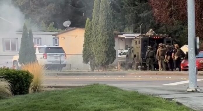 Apuñalamiento en condado Pierce Integrantes del equipo SWAT de la Oficina del Alguacil del Condado de Pierce se preparan para intervenir en una vivienda donde un sospechoso permanecía atrincherado en Bonney Lake.