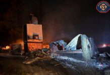 Arrestan a hombre acusado de provocar el incendio Old Trails en Spokane Los restos calcinados de una vivienda reducida a escombros tras el paso de un incendio forestal en el condado de Spokane. La chimenea permanece en pie mientras aún se observan puntos calientes y humo durante la noche.