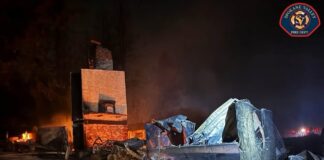 Arrestan a hombre acusado de provocar el incendio Old Trails en Spokane Los restos calcinados de una vivienda reducida a escombros tras el paso de un incendio forestal en el condado de Spokane. La chimenea permanece en pie mientras aún se observan puntos calientes y humo durante la noche.