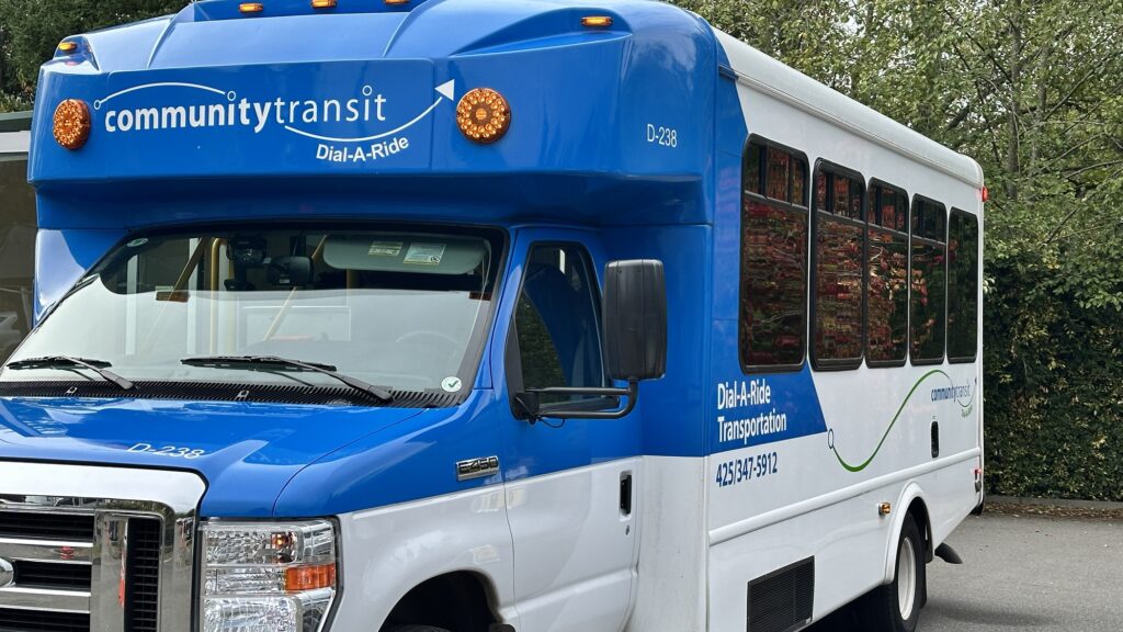 Vehículo de DART de Community Transit estacionado en Lynnwood, Washington.