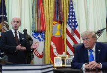 Trump firma nuevas órdenes para restringir la ciudadanía por nacimiento Donald Trump durante la firma de órdenes ejecutivas en la Casa Blanca relacionadas con la ciudadanía por nacimiento en Estados Unidos.